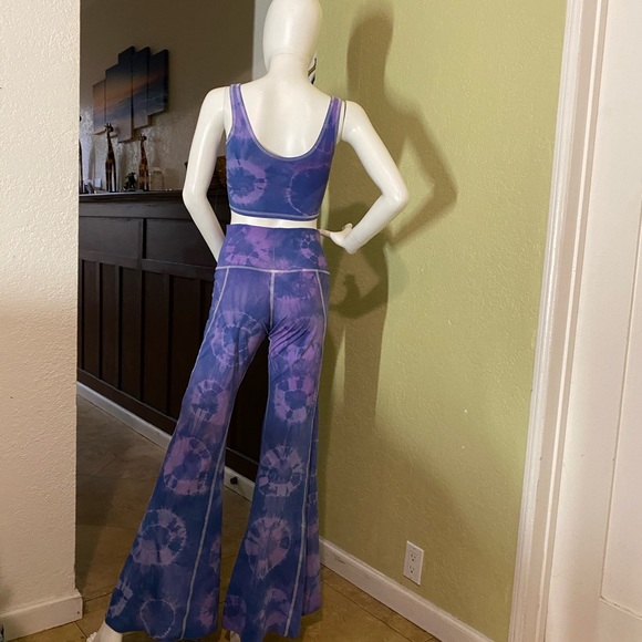 Set 2 pieces bell bottom one of the tops. - Picture 10 of 12